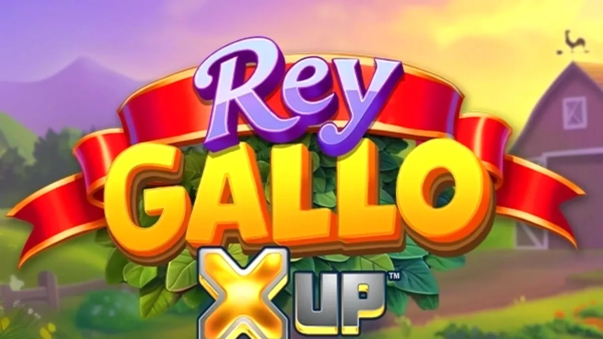 Captura de tela do slot Rey Gallo X UP™ mostrando o galo orgulhoso e símbolos de fazenda em cilindros dourados.